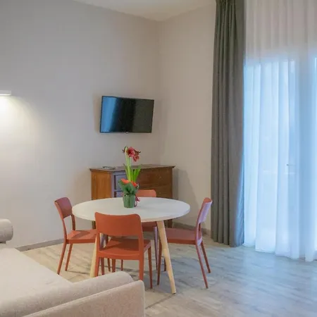 Suite Apartments *